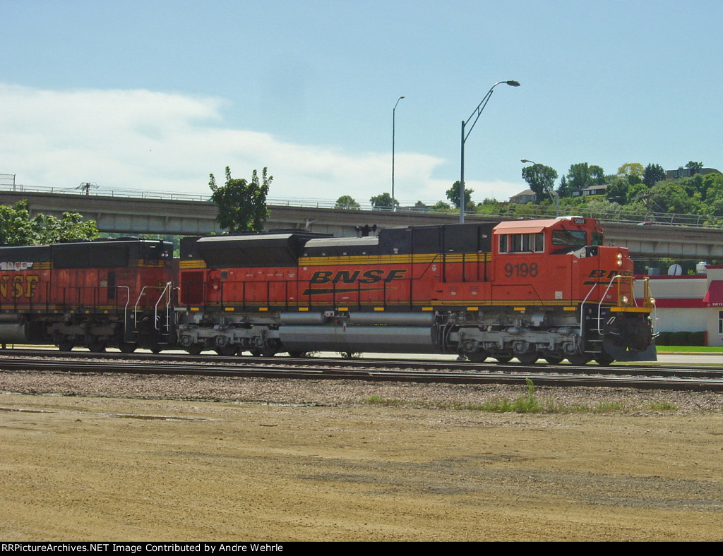 BNSF 9198 awaiting the all clear